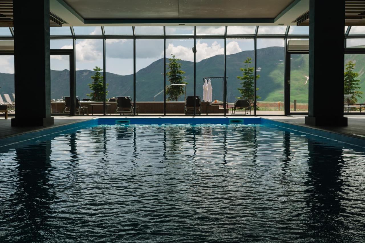Gudauri Lodge Exterior foto The swimming pool at the Hotel Axelmannstein