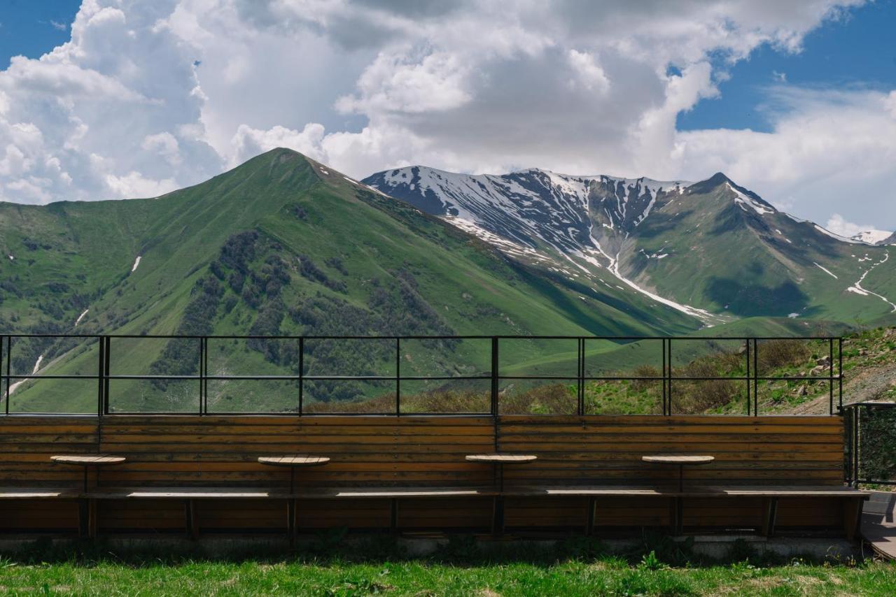 Gudauri Lodge Exterior foto The mountain range of the Albanian Alps