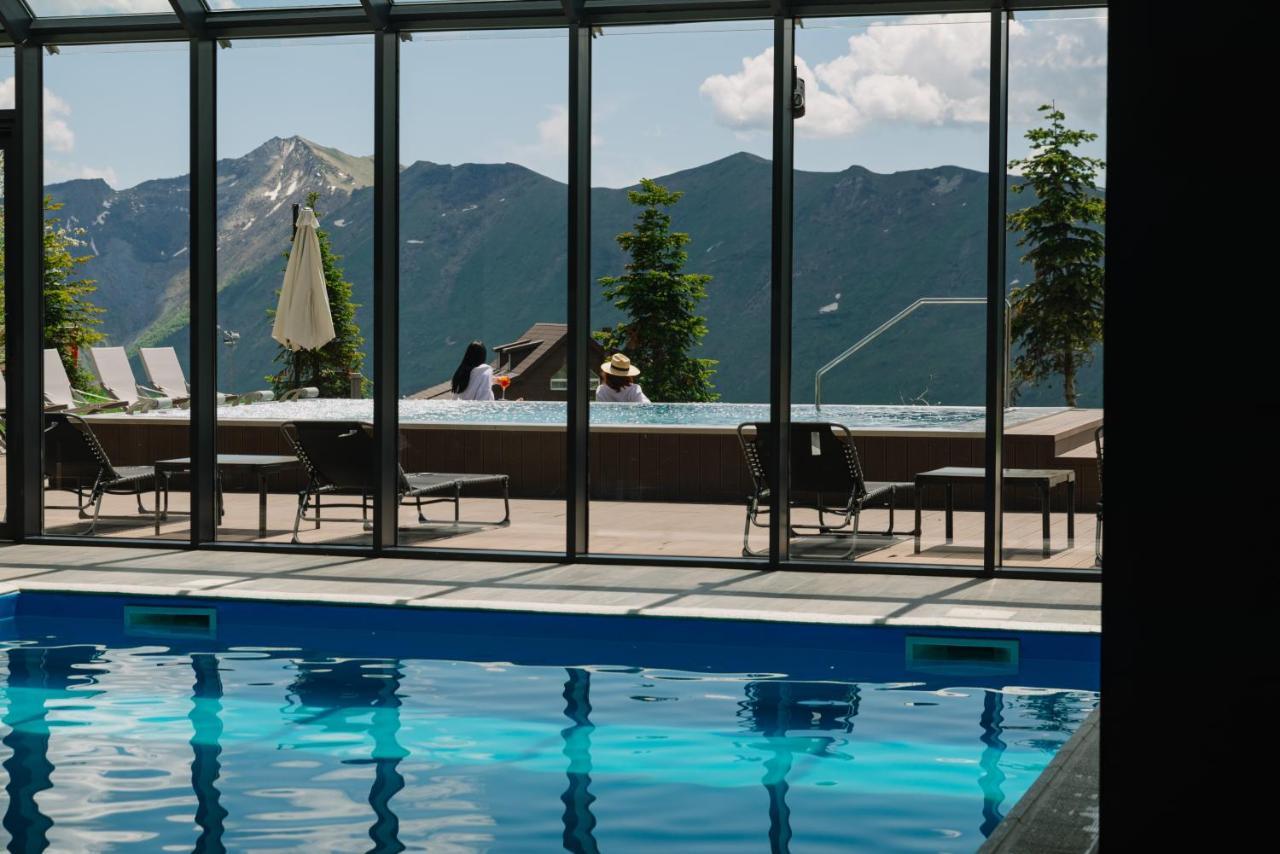Gudauri Lodge Exterior foto The swimming pool at the Hotel Axelmannstein