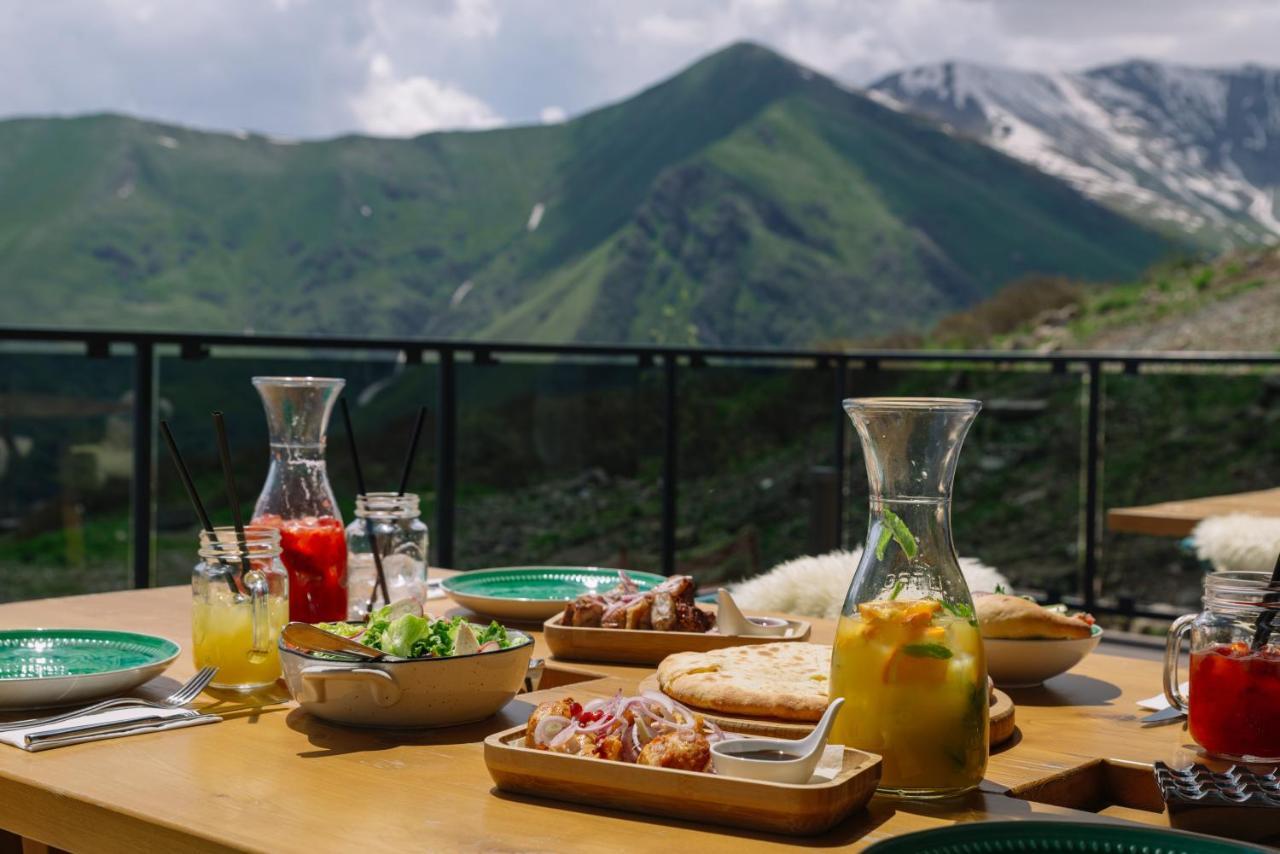 Gudauri Lodge Exterior foto A typical Georgian table