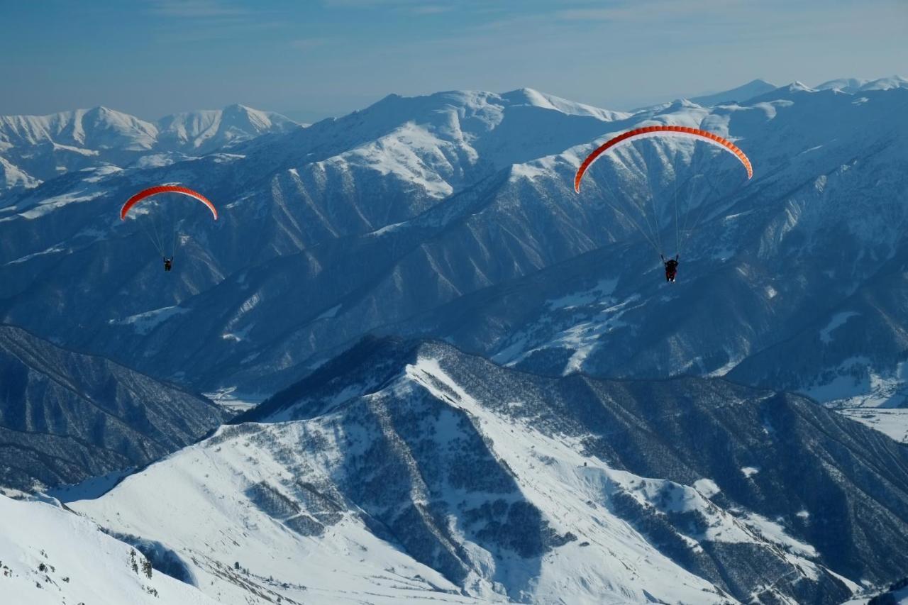 Gudauri Lodge Exterior foto Parachute flight over the Alps