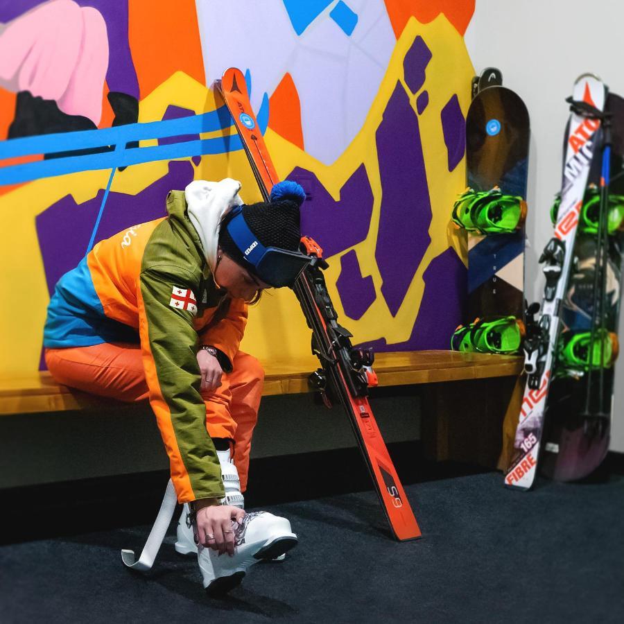 Gudauri Lodge Exterior foto A skier preparing to go on the slopes